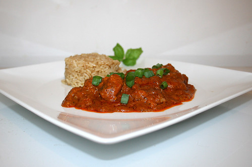 50 - Zesty beef curry with spiced rice - Side view / Pikantes Rindercurry mit Gewürzreis - Seitenansicht