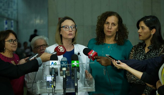 Maria do Rosário esteve acompanhada de outras deputadas que a apoiaram no processo - Créditos: Lula Marques/Agência PT