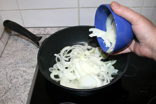 35 - Zwiebelringe in Pfanne geben / Put onion rings in pan
