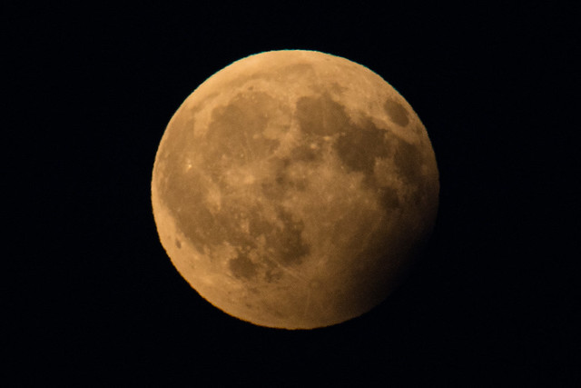 Eclipse partielle de Lune  |  Partial lunar eclipse