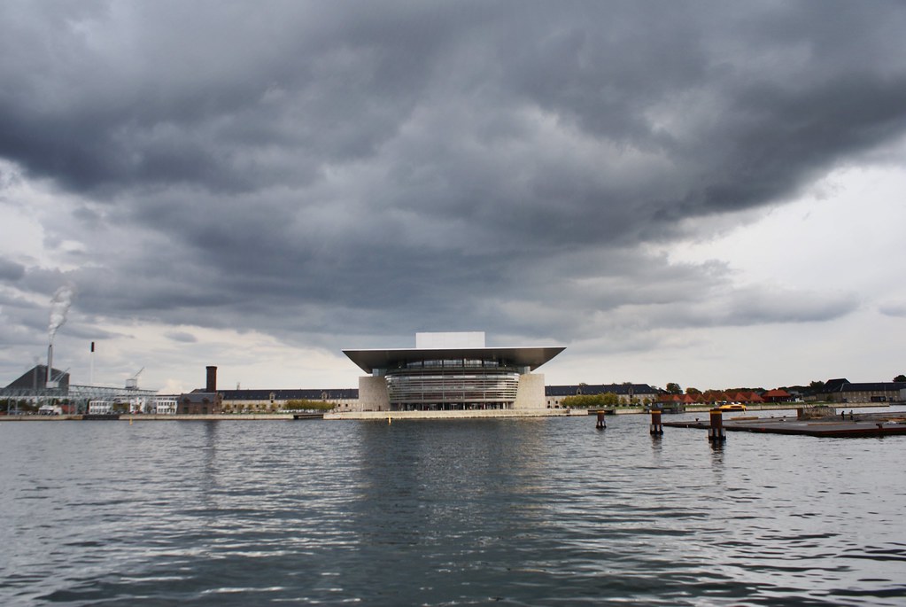 Sortir et naviguer : L'Opéra de Copenhague sur le port.