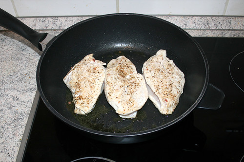 33 - Hähnchenbrüste beidseitig anbraten / Fry chicken breasts from both sides