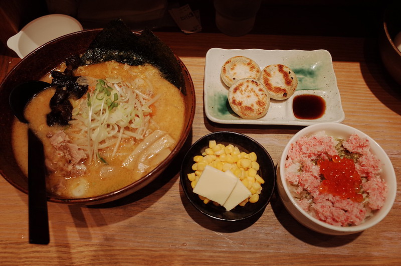 京都駅白樺山荘味噌ラーメン、パオギョウザ、バターコーン、カニいくらご飯