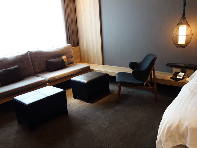 有一個可以休憩的區域，沙發與單人椅，讓人可以把自己調節到一個舒適自在的狀態@高雄Hotel dùa住飯店