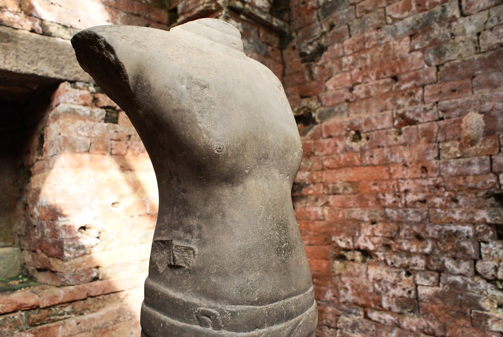 Une des rares sculptures laissées sur le site de My Son au Vietnam.