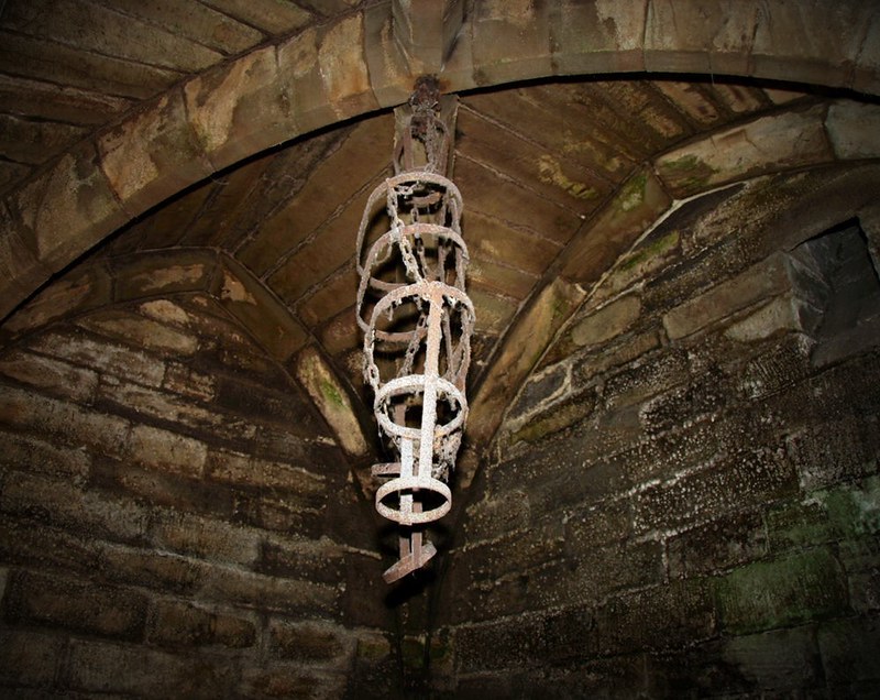 Warwick Castle dungeons with gibbet. Credit Paul Reynolds, flickr
