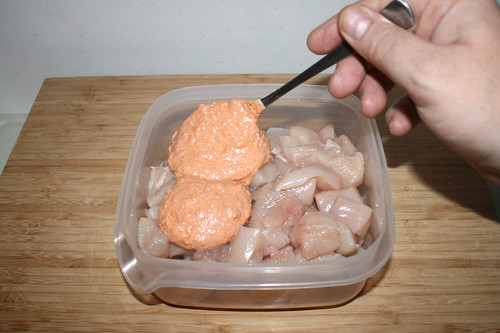 32 - Marinade zu Hähnchenbrustwürfel in Schüssel geben / Add marinade to chicken dices in bowl
