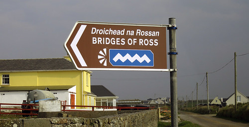In Loop Head this sign leads us to the Bridges of Ross on the Wild Atlantic Way (white zigzag on blue) in Ireland