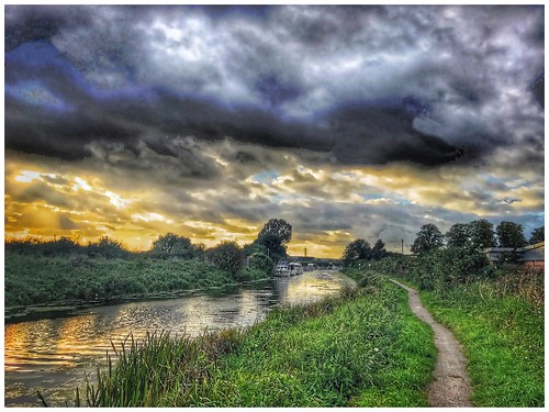 river ancholme brigg water waterway flowing countryside bushes bank bankside lincolnshire nlincs outdoors clouds weather nature daylight evening image imageof imagecapture sunset pathway path walkway boats