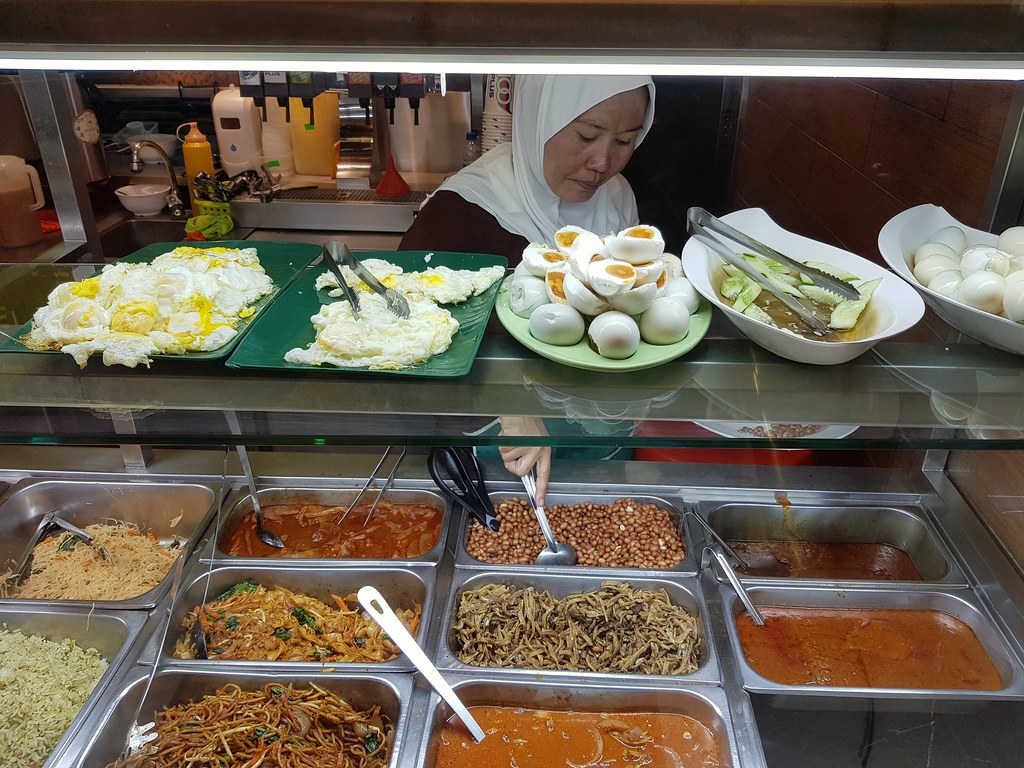 馬來椰漿飯和奶茶 Nasi Lemak Teh Tarik Set $5.30 @ Signatures Food Court at Suria KLCC