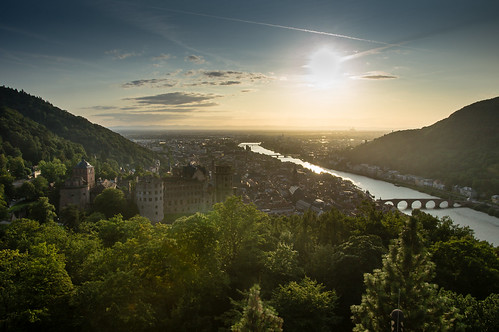 heidelberg baden würtemberg neckar schloss heidelbergerschloss view gegenlicht sunset sonne bauwerk history tourism altstadt panorama green wolfsbrunnenweg