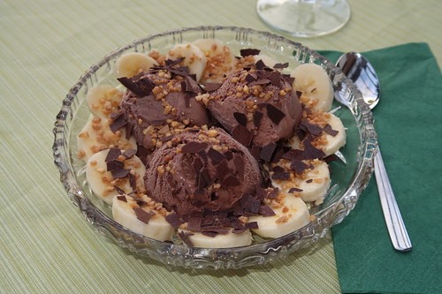 Schokoladeneis mit Bananenscheiben, Schokoraspeln und Haselnusskrokant