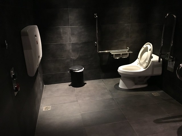 一樓的無障礙廁所，有尿布台@高雄Hotel dùa住飯店