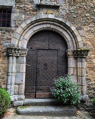 Ancienne porte #saintleonarddenoblat #hospital #door #olddoor #medieval #medievalcity #stones #hautevienne #hautevienne87 #tourism #detourdefrance - Photo of Domps