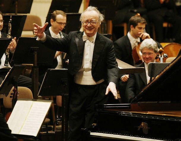 Alfred Brendel acknowledging audience with impeccable stage deportment