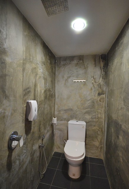 suite 18 boutique hotel toilet and shower