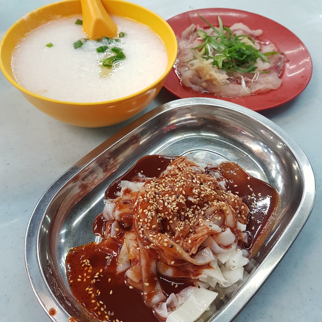 生鱼粥 Raw Fish Porridge $7 猪肠粉 Chee Cheong Fun $3 @ 汉记靓粥 Hon Kee KL 茨厂街 Petaling Street