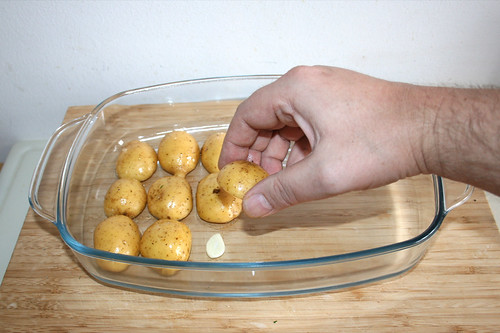 26 - Kartoffelhälften auf Knoblauch legen / Put potato halfs on garlic