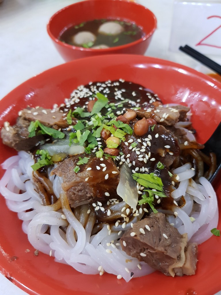 牛腩粉干撈 Dry Beef Mix Noodle $9 + 牛丸 Beef Ball $1.20/pc @ Kedai Kopi Nanking (南京茶餐室) USJ10
