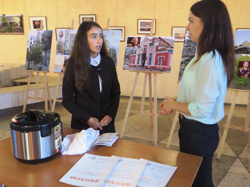 Школьница делится впечатлениями от проекта с представителем СМИ