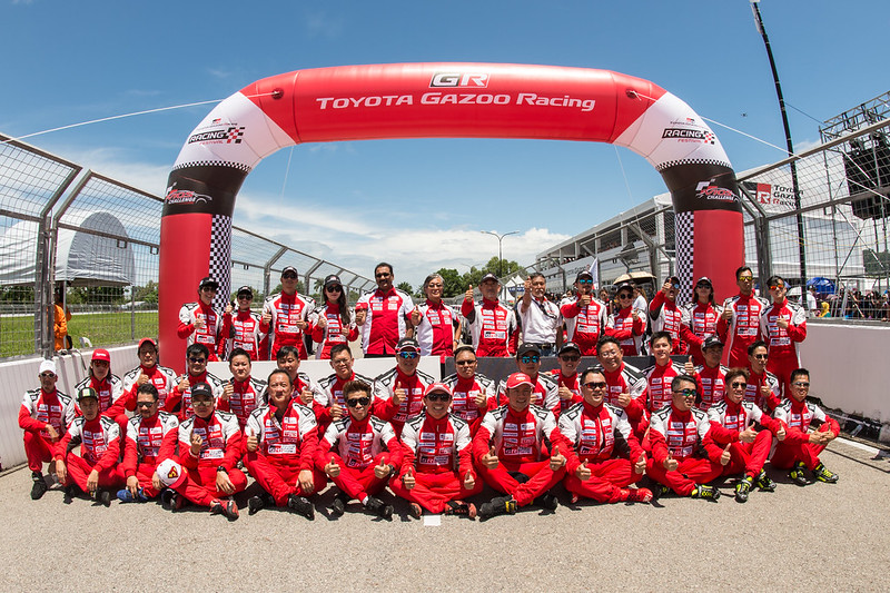 Racers From All Categories With The Management Team Of Umw Toyota Malaysia Right Before The Kick Start Of Day 2