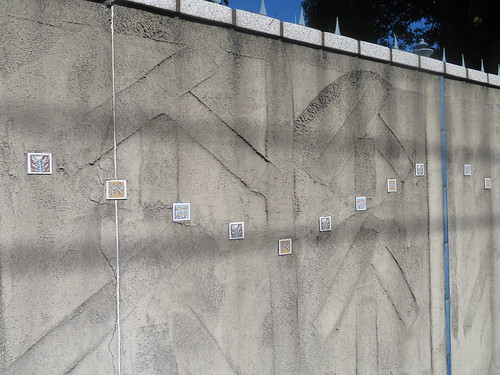小倉競馬場外周のアーティスティックな壁
