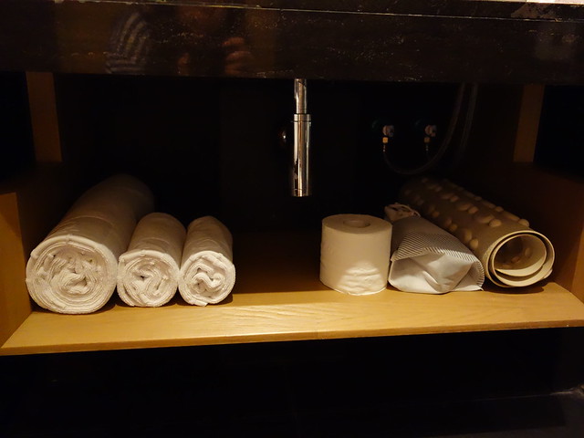 洗手台下方有浴巾、毛巾、備用的捲筒衛生紙、吹風機、止滑墊@高雄Hotel dùa住飯店