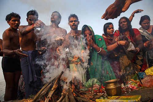 india bihar sonepur sonpur mela sonepurmela religion hindu ritual ceremony kartikpoornima fire smoke