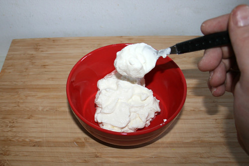 15  -Saure Sahne in Schüssel geben / Put sour cream in bowl