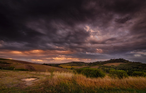 clouds tuscany hills fields sunrise valdelsa landscape paesaggio colouredsky nikon tokina alba