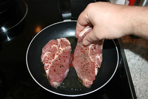 22 - Schweinesteaks in Pfanne geben / Put pork steaks in pan
