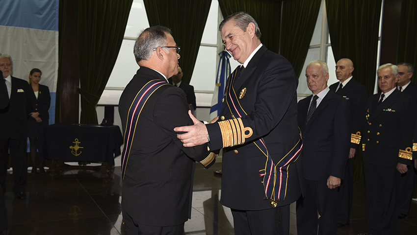 El Jefe del Estado Mayor General de la Armada Argentina fue condecorado por su par de la Marina de Guerra del Perú