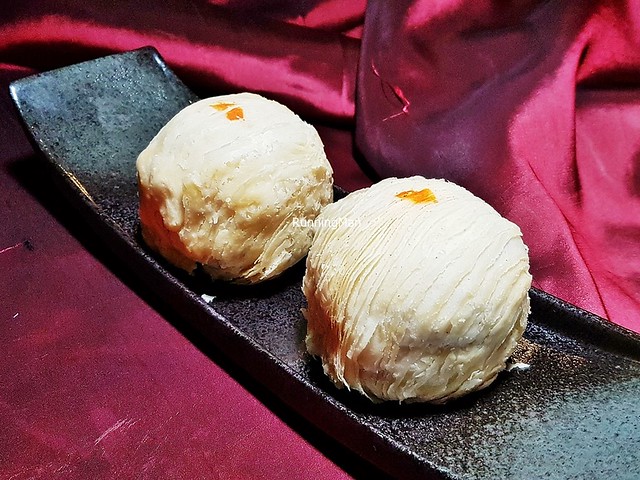 Signature Yam Taro Paste Orh Nee With Single Egg Yolk Mooncakes