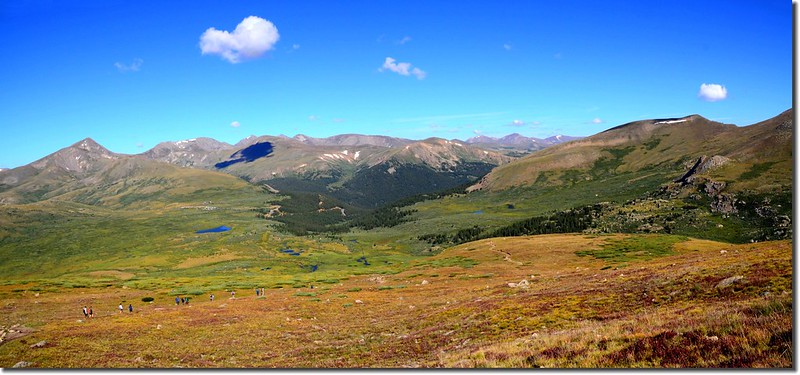 Near 12,500’, looking west over Guanella Pass Road to Squaretop、Grays & Torreys et al. Mountains