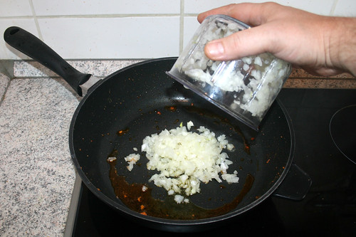 49 - Zwiebelwürfeln in Pfanne geben / Add onion to pan