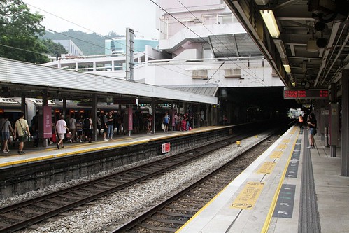 Northbound train in the 'loop' platform at Sha Tin, main line clear for a Through Train to overtake
