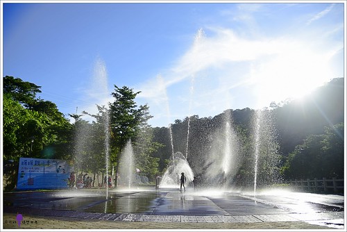 基隆暖暖親水季。暑假限定—【親水公園】噴水廣場、噴水步道、磨石滑梯