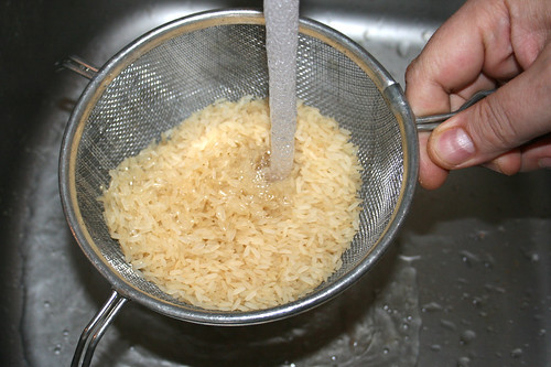 36 - Reis in Sieb abspülen / Rinse rice in sieve