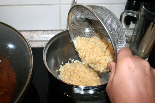 37 - Reis in Topf geben / Put rice in pot