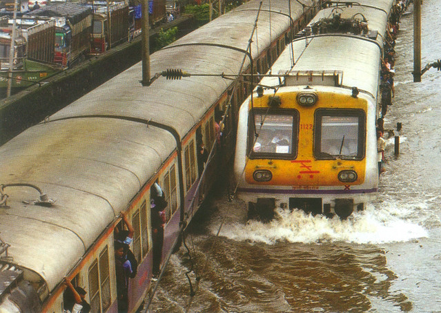 मुंबई का रेल नेटवर्क भी बाढ़ से प्रबावित हुआ था
