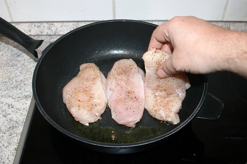 32 - Hähnchenbrüste in Pfanne geben / Put chicken breasts in pan
