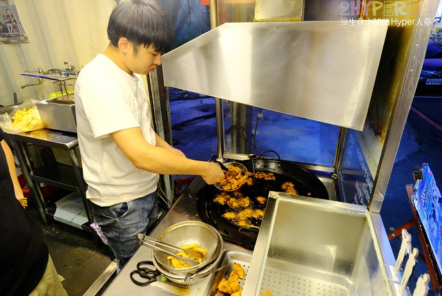 歐巴韓式炸雞오빠치킨（一中總店）- 正統韓式醬料調味讓炸雞好吃的不要不要的！推薦來一中必吃特別美食小吃之一，就在中友百貨大門斜對面喔～ @強生與小吠的Hyper人蔘~