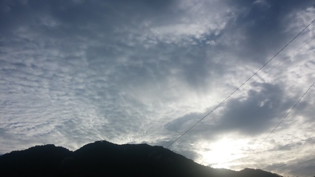 구름가득한 아침하늘 | 승무산