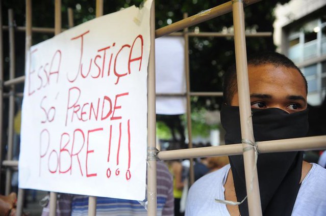 Em protesto no Rio de Janeiro, manifestante denuncia seletividade do Judiciário - Créditos: Fernando Frazão/Agência Brasil