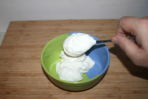 24 - Joghurt in Schüssel geben / Put yoghurt in bowl