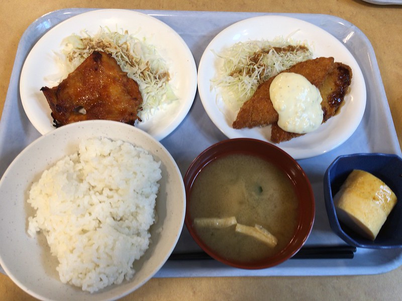 京都大学中央食堂プルコギチキン、白身魚フライ、出汁巻き玉子、ご飯、味噌汁