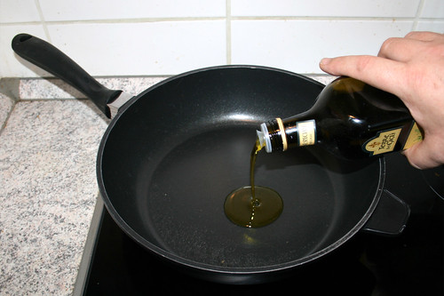 10 - Olivenöl in Pfanne erhitzen / Heat up olive oil in pan