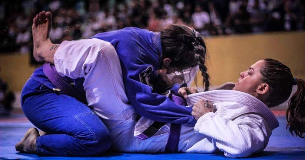 A editora e blogueira Mayra Munhos, à direita, em uma de suas competições de jiu-jitsu. Foto: Reprodução Instagram/sinistrophotofilm
