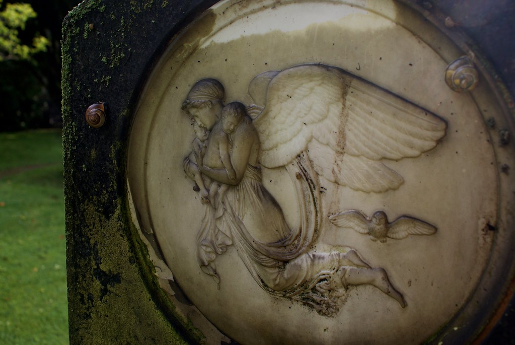 Anges, hibous et escargots au cimetière Assistens Kierkegaard à Copenhague.