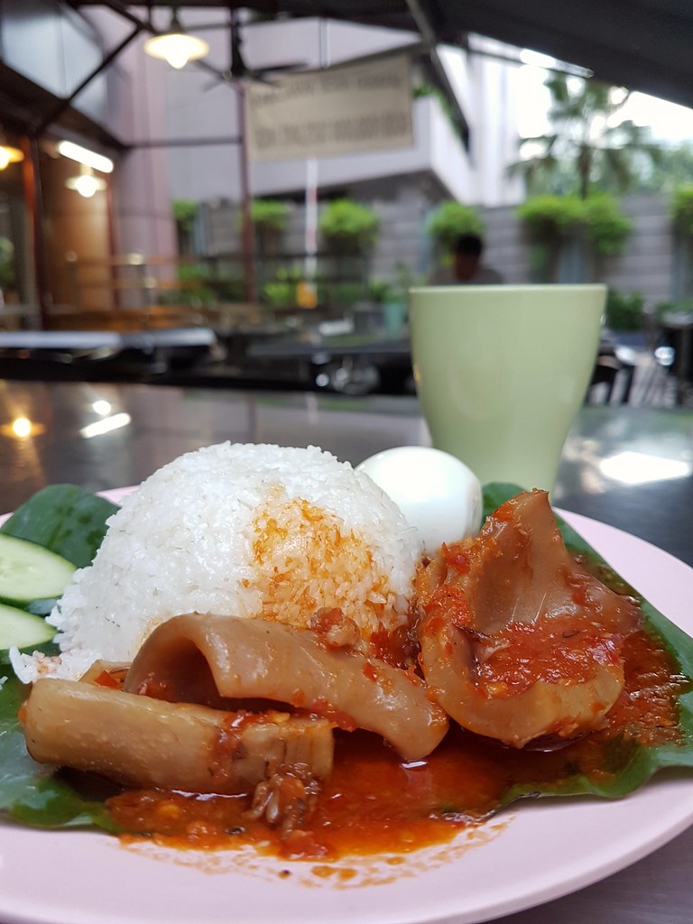 马来椰浆饭 Nasi Lemak w/Egg+Squid $6.50 马来奶茶 Teh Tarik $1.80 @ Pakcik Cafe & Restaurant KL Central Plaza Jalan Sultan Ismail